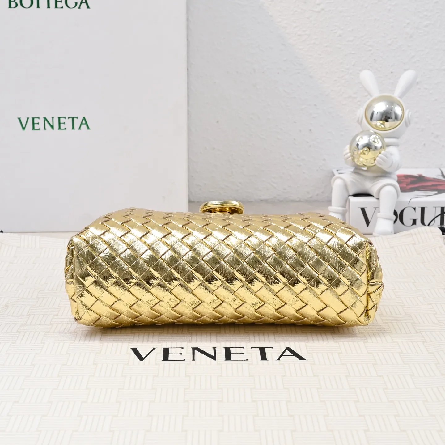 Batch 1880 BOTTEGA VENETA LAUREN 1980 small clutch bag is new! The small size that many people are squatting on is finally here. The self-adjustable zipper is a highlight of this bag. After being removed, it can be used as a handbag for important occasions. One bag unlocks two carrying methods at the same time. It is practical and has a unique sense of structure and beautiful lines. It is more elegant than a small cloud. It is a tribute to the classics and the pursuit of modernity. Style number: 4038 Size: 27*15*8cm